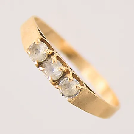 Ring med vita stenar, stl:17½, bredd: 1,7mm, något skev skena, 18K Vikt: 1,8 g