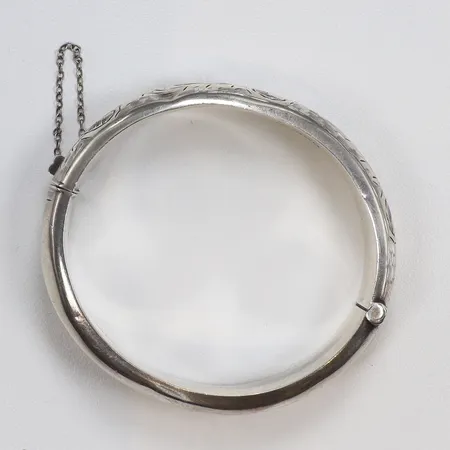 Armring med mönster, öppningsbar 65x60mm, bucklig, engelska silverstämplar, 925/1000  Vikt: 24,4 g