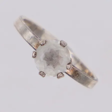 Ring med vit sten, stl 16, bredd 2-7,1mm, silver 925/1000 Vikt: 1,3 g