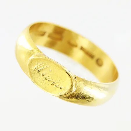 Ring, stl 17¾, bredd 5-5,5mm, gravyr, 23K.  Vikt: 4,8 g