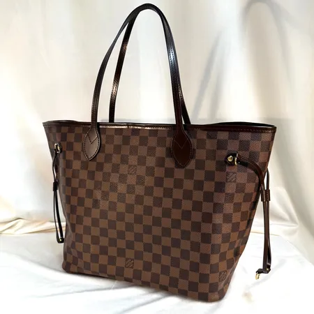 Väska Louis Vuitton Neverfull MM Damier Ebene Canvas. Mått 31 x 28 x 14 cm. Beslag i gulmetall. Tillhörande clutch/innerficka. Rosa innerfoder Rose Ballerine. Datumkod AR4127. Kvitto Louis Vuitton Birger Jarlsgatan från 2017-12-01. Dustbag, box & påse medföljer. Mycket fint skick.