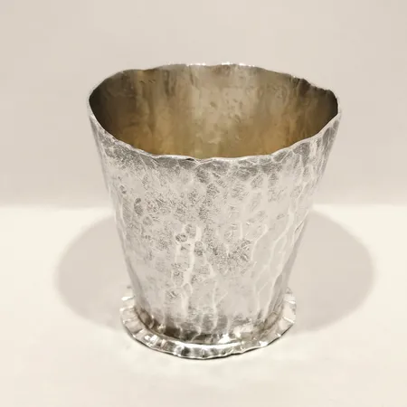 Pokal med profilerad kant samt hamrad dekor, förgylld insida, höjd ca 6cm, Ø ca 6cm, Palmgrenska Samskolan Ab år 1971, silver Vikt: 101,9 g