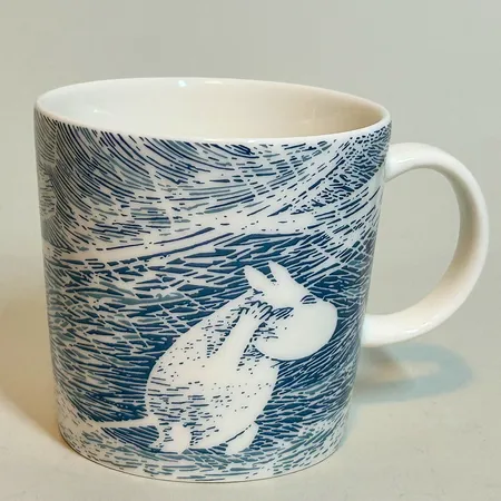 Mugg Mumin från Arabia Snöyra på finska Lumituisko 2020, höjd 8 cm Ø8,5cm, rymmer 0,3l