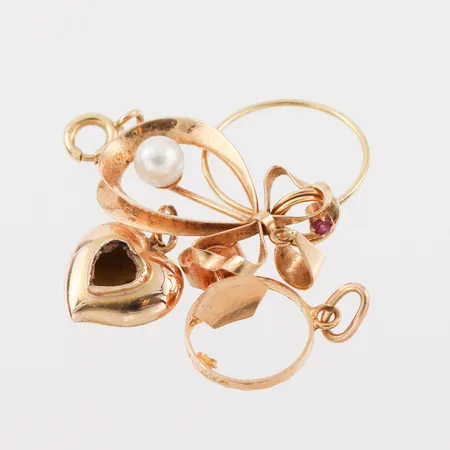 Trasigt guld,18k. Vikt: 4,4 g