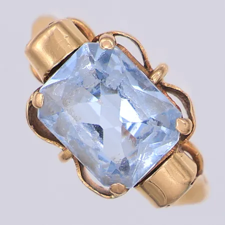 Ring med syntetisk ljusblå spinell, stl 16, år 1948, skev, 18K Vikt: 3,6 g