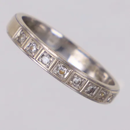 Alliansring med åttkantslipade diamanter ca 0,16ctv, stl 18¾, vitguld 14K Vikt: 3,1 g