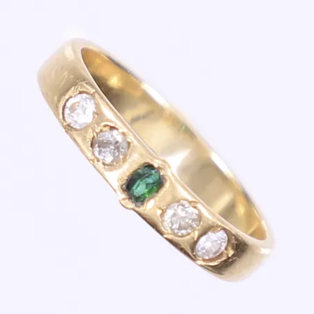 Ring med vita och grön sten, stl 16¼, bredd 3mm, defekt, stenar felaktigt innefattade och limmade på baksidan, 18K Bruttovikt: 2,9g Vikt: 2,9 g