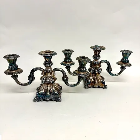 Ett par ljusstakar, jöjd 17,5cm, bredd 32cm, trearmade, rokokostil, ofyllda bottnar, importstämplade, 830/1000 silver Vikt: 755 g