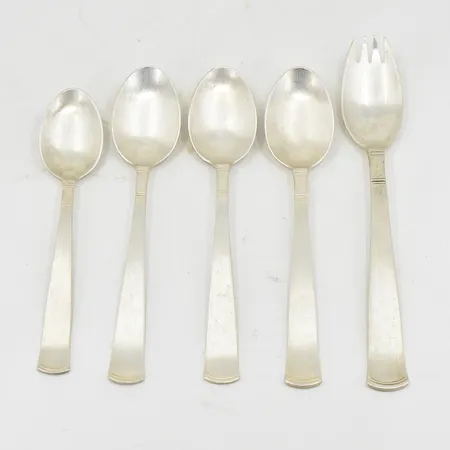 4 kaffeskedar samt 1 förrättsgaffel, längd 12-13½ cm, GAB, 1960-tal, gaffel med namngravyr ca 1930-tal, silver. Vikt: 77,3 g