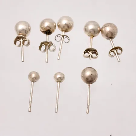 4par örhängen i silver, mått Ø4-6mm, 3st snurrebussar saknas, 925/1000, vikt 2,77g.