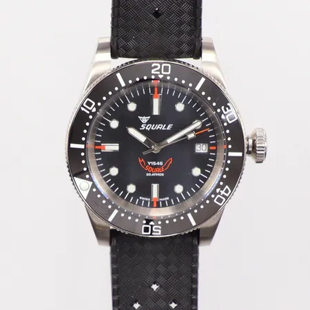 Herrur Squrle Y1545 Ø40mm serienr 632114 cert inköpt 21/5-25 inlämnad till pantbanken 27/5 så använd endast i 6 dagar, box