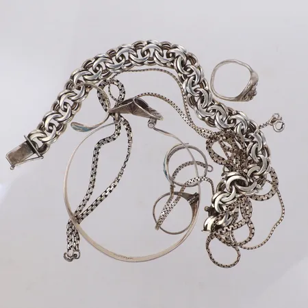 Diverse silver, delvis defekt, skevt, silver Vikt: 79,4 g