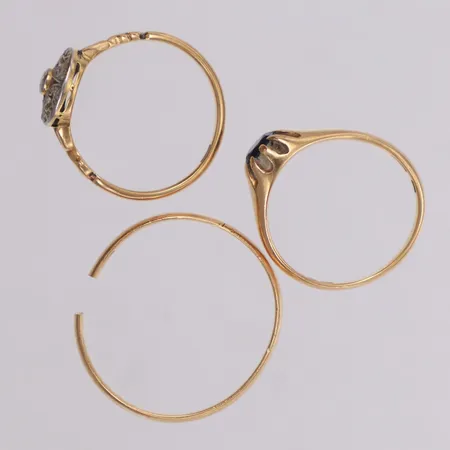 Tre ringar, stenar, delvis defekt, gravyr, 18K Vikt: 10,1 g