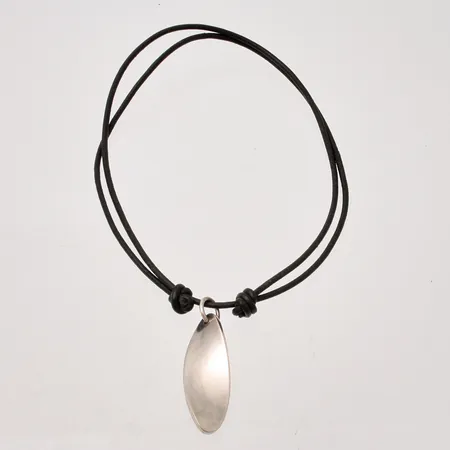 Hänge i silver, mått 15x50,5mm, 925/1000, läderrem 32-64cm, vikt 11g.