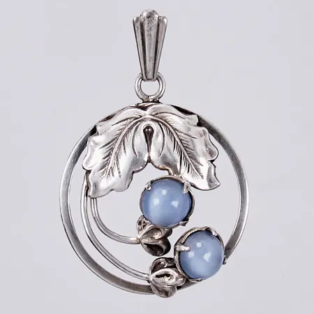 Hänge med två stenar Ge-Kå-Smyckek G Kaplan, Stockholm, år 1955, längd: ca 4cm, bredd: ca 27mm, 830/1000 silver Vikt: 4,7 g