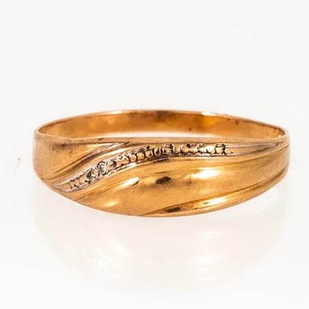 Ring i 18K guld med 1 x c:a 0,005ct 8/8 slipad diamant. Den är i storlek 19¼, är 1,8 - 6 mm bred och väger 1,4g. Oval skena. 