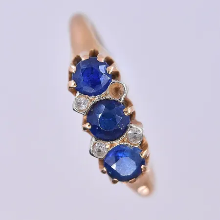 Ring med blåa och vita stenar, stl17¾, bredd 2-5 mm, en sten saknas, 18K. Vikt: 2,9 g