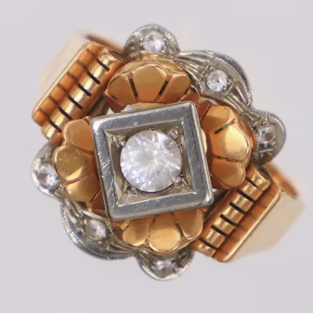 Ring med vita stenar, nagg, stl 19, bredd 15,9mm, 18K Vikt: 7 g