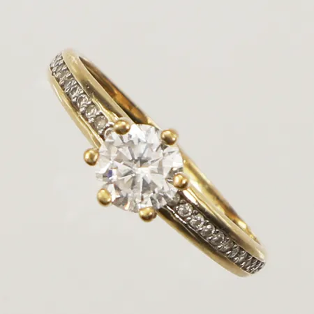 Ring med vita stenar, stl 18, bredd 1,5-7mm, 18K Vikt: 2,2 g