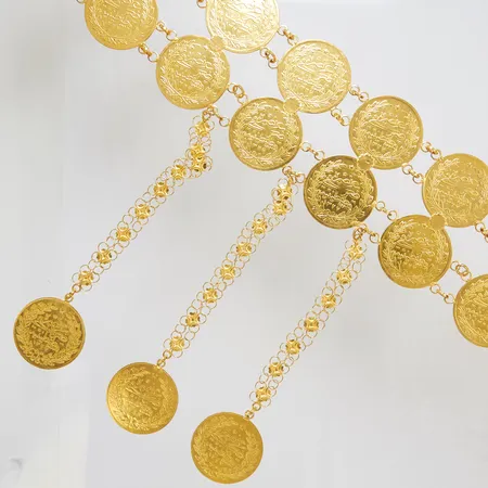 Guldbälte med integrerade 37st mynt, längd ca 81cm, bredd 7-22cm, ett av mynten har borrhål, påse med guldspån medföljer, bruttovikt 599g, 21K