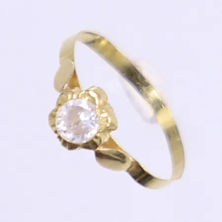 Ring med vit slipad sten, stl 13, bredd 1-5mm, ojämn i formen, ostämplad, 18K Vikt: 0,2 g