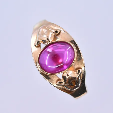 Ring med Cerise sten, stl 16½, bredd 3-10 mm, 18K. Vikt: 2,9 g
