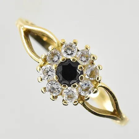 Ring med blå sten och vita stenar, stl 17¼, bredd 2-8 mm, ojämn/skev skena, 18K. Vikt: 2 g