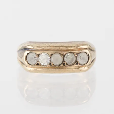 Ring med stenar, storlek 17 mm, bredd 2.8-7.2 mm,8k. Vikt: 2,1 g