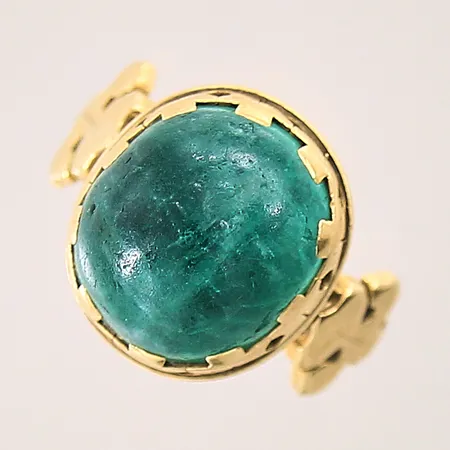 Ring, Wiwen Nilsson, Lund 1947, med cabochonslipad smaragd, stl 18, bredd 2,5-16,5mm, slitage sten, 18K Vikt: 10,2 g
