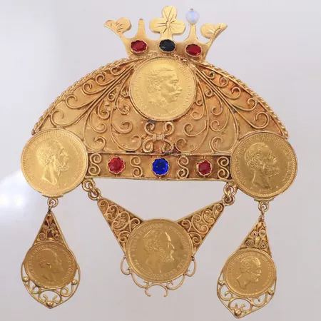 Brosch med färgade stenar, 18K, sex integrerade nordiska mynt i 21K, defekter. Bruttovikt 100,6g Vikt: 100,6 g