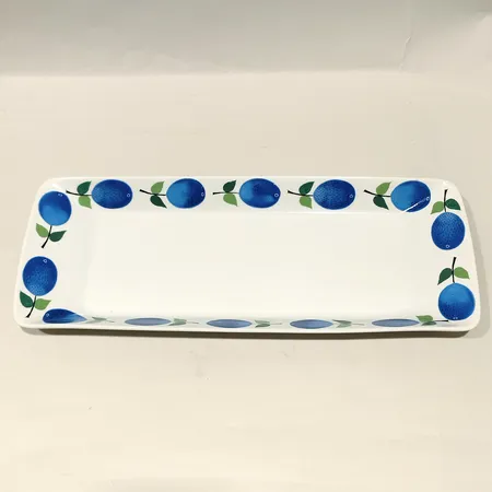 Uppläggningsfat Prunus, Gustavsberg, design Stig Lindberg, längd 40cm, bredd 15,5cm, höjd 3,5cm, porslin Skickas med postpaket.