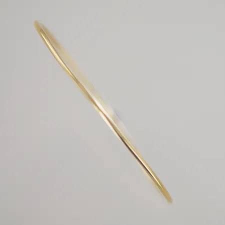 Armring, diam 6,5 cm, bredd 1,8 mm, lite ojämn , 18K Vikt: 5,5 g