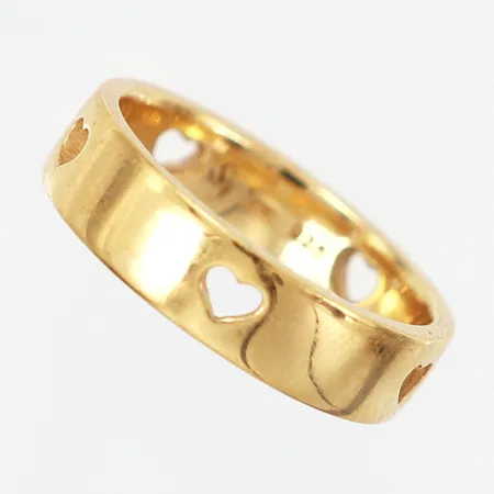Ring, stl ca 17, bredd: 5mm, genombruten dekor, hjärtan, designad av Molly Sandén, förgyllt silver 925/1000 Vikt: 3,7 g