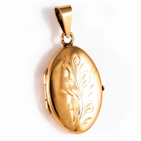 Hänge Medaljong i 18K guld med graverat bladmotiv. Den är mm bred, mm lång inkl. ögla och väger 7,5g. 