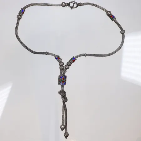 Collier med emalj samt flätade detaljer, 44 cm bredd 3-11mm, ställvis slitage och bortfall av emalj, silver 925/1000 Vikt: 61,7 g