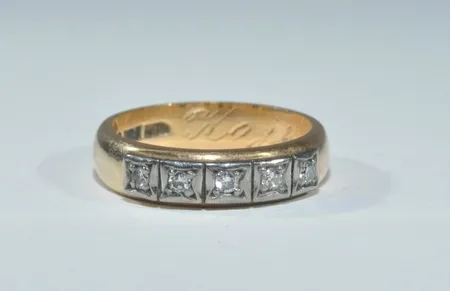 Ring 0,10ct infattade i vitguld 18k bredd 4,14 mm. Graverad Vikt: 4,6 g