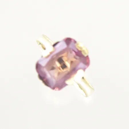 Ring med sten, Ø 18 mm, små defekter på stenen, bredd 13,4 mm, 18K Vikt: 4,4 g