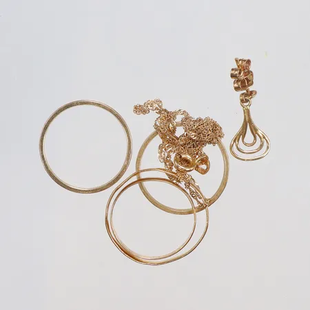 Diverse guld, defekt, gravyr 18K Vikt: 8,7 g