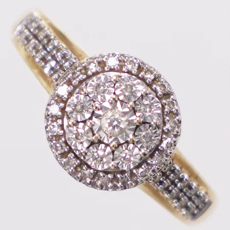 Ring, diamanter 1 x ca0,02ct, ca 47 x ca0,005ct, stl 15½, bredd 2,1-9,4mm, Guldfynd, bucklig, 18K Vikt: 2,2 g