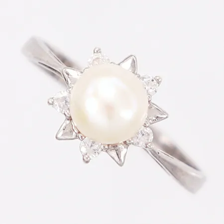 Ring, Ø16½, vita stenar samt odlad pärla Ø6,0mm, 925/1000 Silver  Vikt: 1,7 g