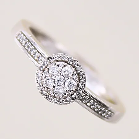 Ring med diamanter ca 40 x 0,005ct + 5 x ca 0,01ct, stl: 16, bredd: 2,1-6,5mm, vitguld, GHA, 18K Vikt: 3 g