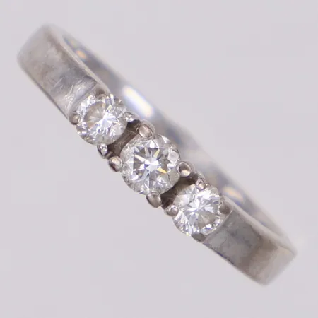 Ring med briljantslipade diamanter ca 0,50ctv, stl 18, bredd 3,7mm, gravyr, repor, spricka i fattning, vitguld 18K Vikt: 4,5 g