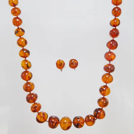 Smyckesset, collier med bärstenskulor, mindre sprickor, bör träs om, ett par örhängen, skruv, bakstycke i silver 830/1000 Vikt: 64,7 g