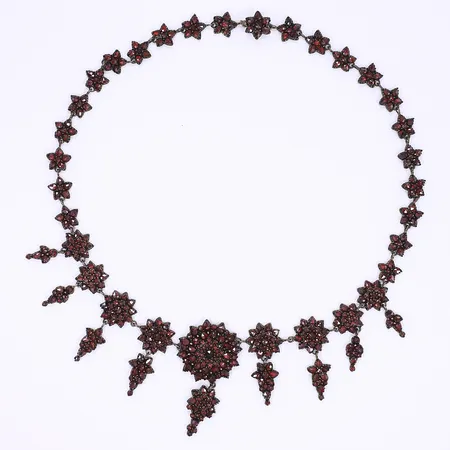 Halscollier med granater, sannolikt 1900-talets början, 47,5cm bredd 10-50mm, oädel metall