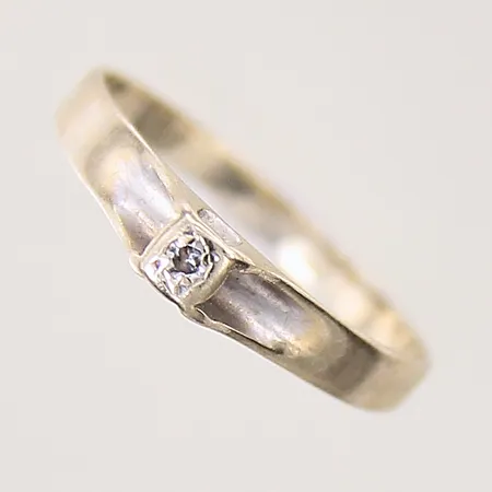 Ring med diamant ca 0,01ct, stl: 17, bredd: 1,9-3,2mm, vitguld, 18K Vikt: 1,5 g