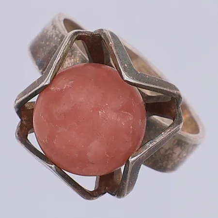 Ring med sliten rhodochrosit, stl 18 regelbar, Siro Koru år 1976, 925/1000 silver Vikt: 6,9 g