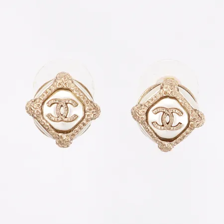 Ett par örhängen, Chanel, guldfärgad metall med CC-logo samt plastpärlor, Ø14mm, märkta Chanel made in Italy. 