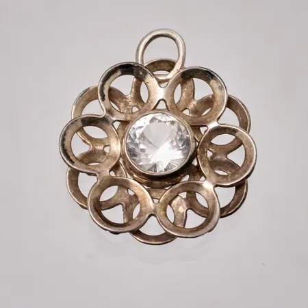 Hänge i silver, mått 22,6x27mm, 1st vit sten, mått Ø7,5mm, 925/1000, Finland, vikt 2,65g.