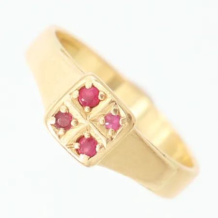 Ring med rubiner 4 x ca 0,01ct, stl: 15¼, bredd 2,5-5,8mm, 18K. Vikt: 2,7 g
