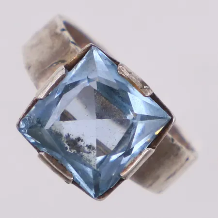 Ring med blå sten, nagg, stl 16½, 830/1000 silver Vikt: 4,1 g